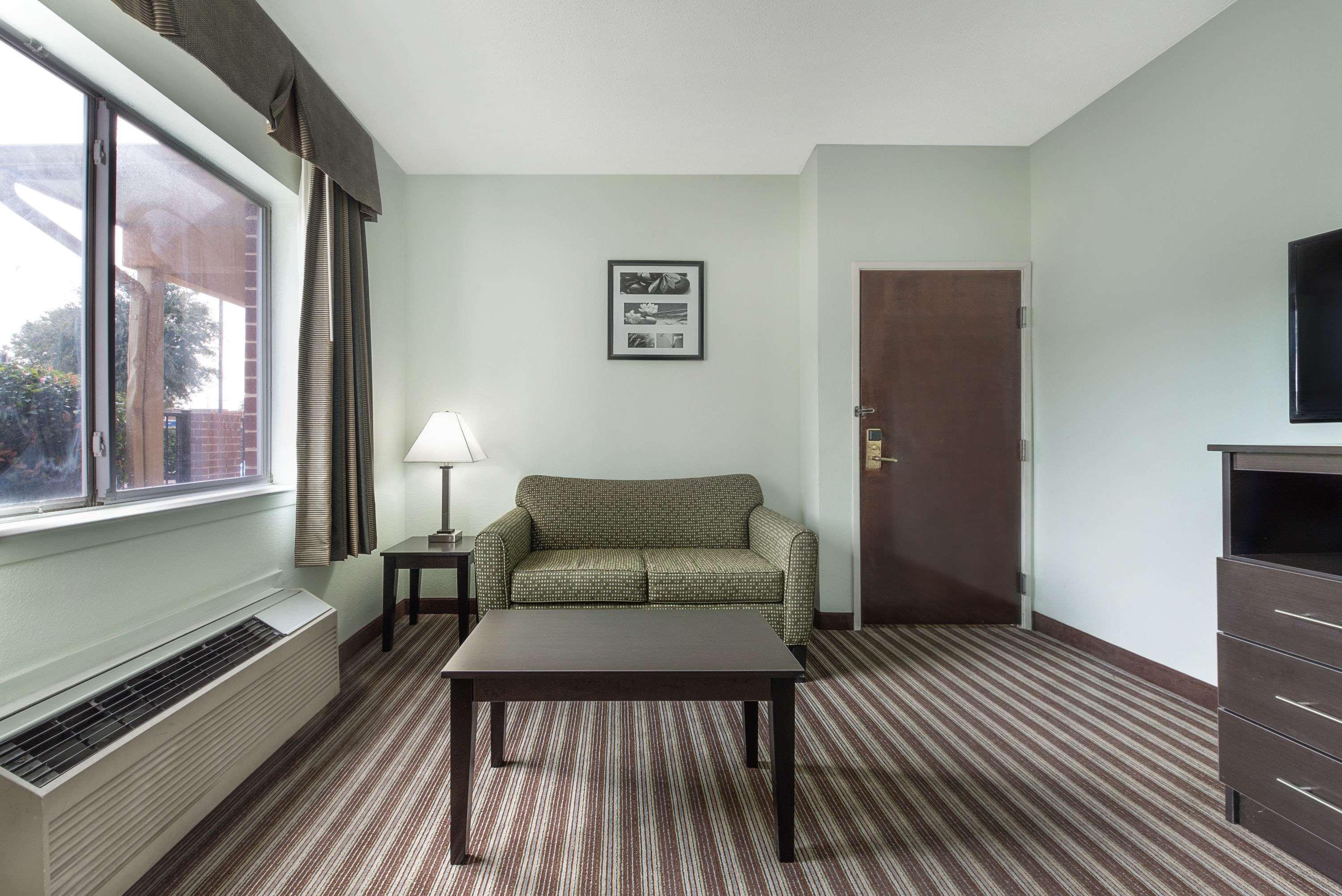 Days Inn & Suites By Wyndham Dallas Eksteriør bilde